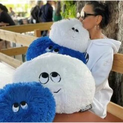 Flauschn Kuschelkissen Buddy 50cm Blau - 1 Stück -Head || Wilson || YONEX Verkäufe Flauschn Kuschelkissen Buddy blau 7720002 3 795x795 1