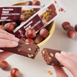 PowerBar True Organic Protein Bar Haselnuss/Kakao Riegel 16x45g Box -Head || Wilson || YONEX Verkäufe Powerbar 21120000 TrueOrganic Hazelnut Cocoa Tray 2 1200x1200 1